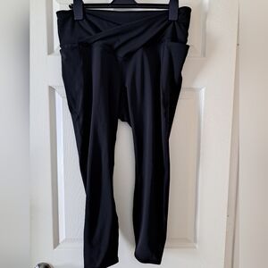 Back cross waist Fabletics yoga pants size 1x with pockets